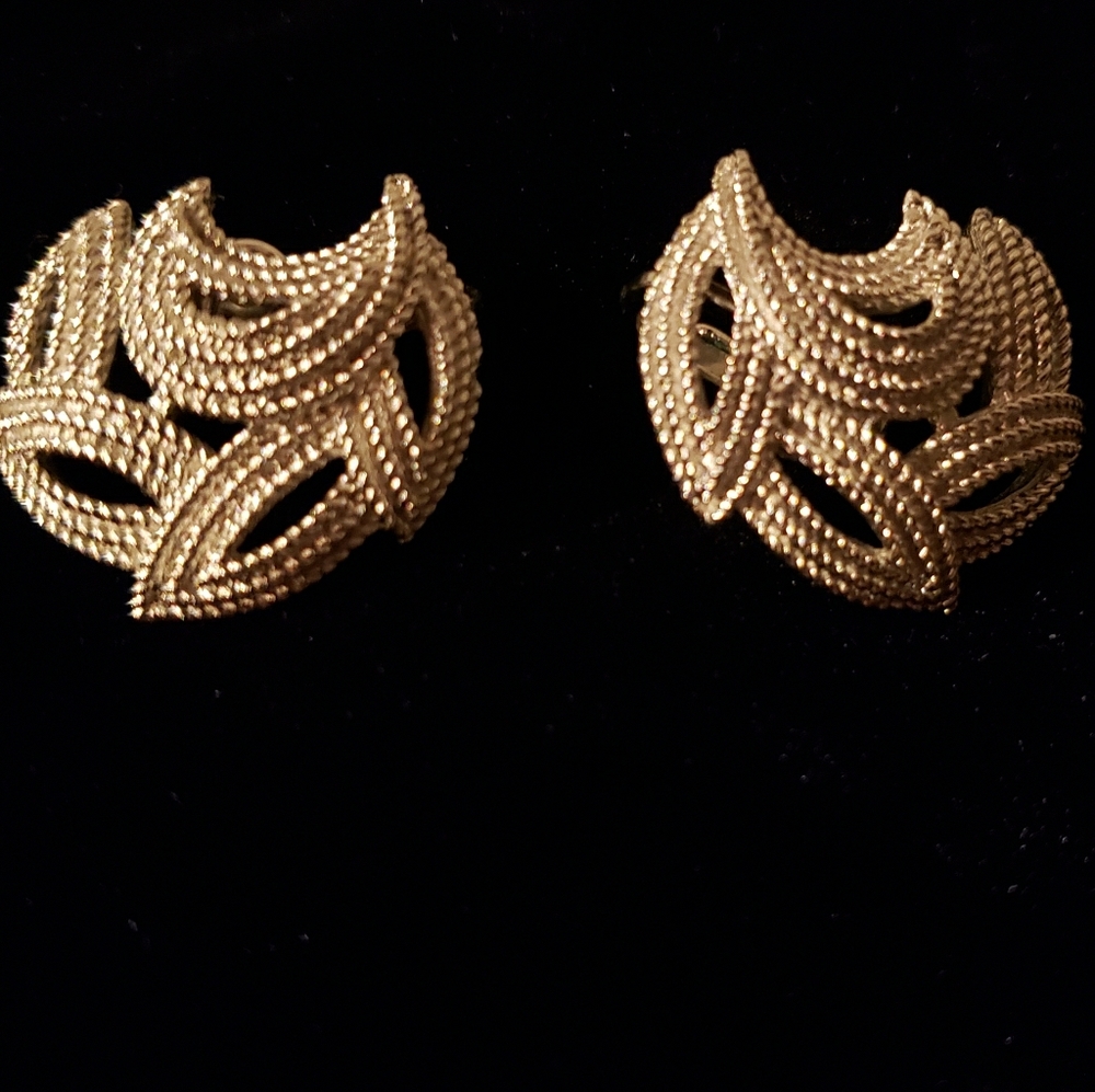 Vintage Trifari Clip Earings
